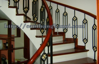 Cầu thang sắt đúc tay vịn gỗ X7